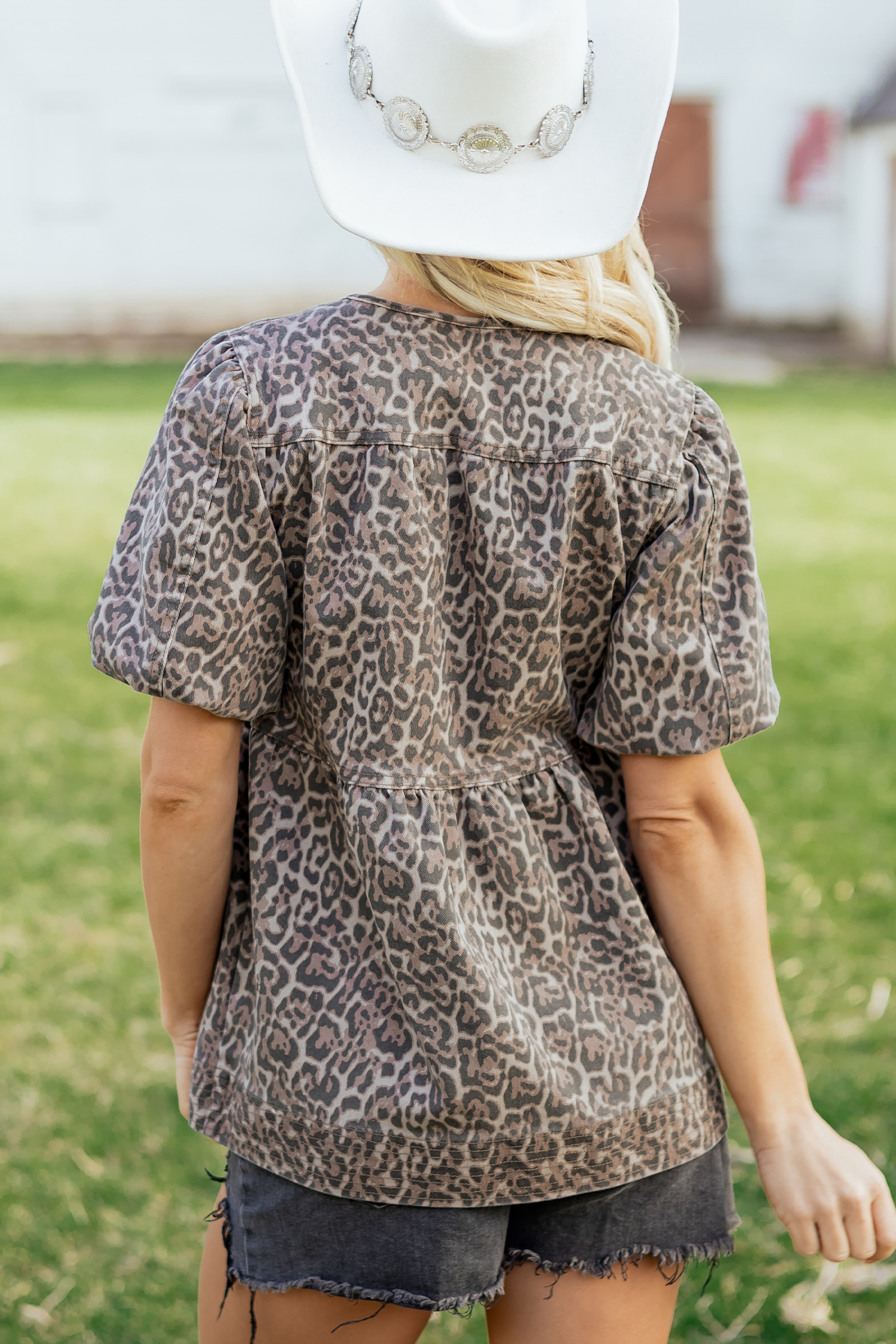 Brown Leopard Tie Neck Short Puff Sleeve Denim Babydoll Top - 图片 2