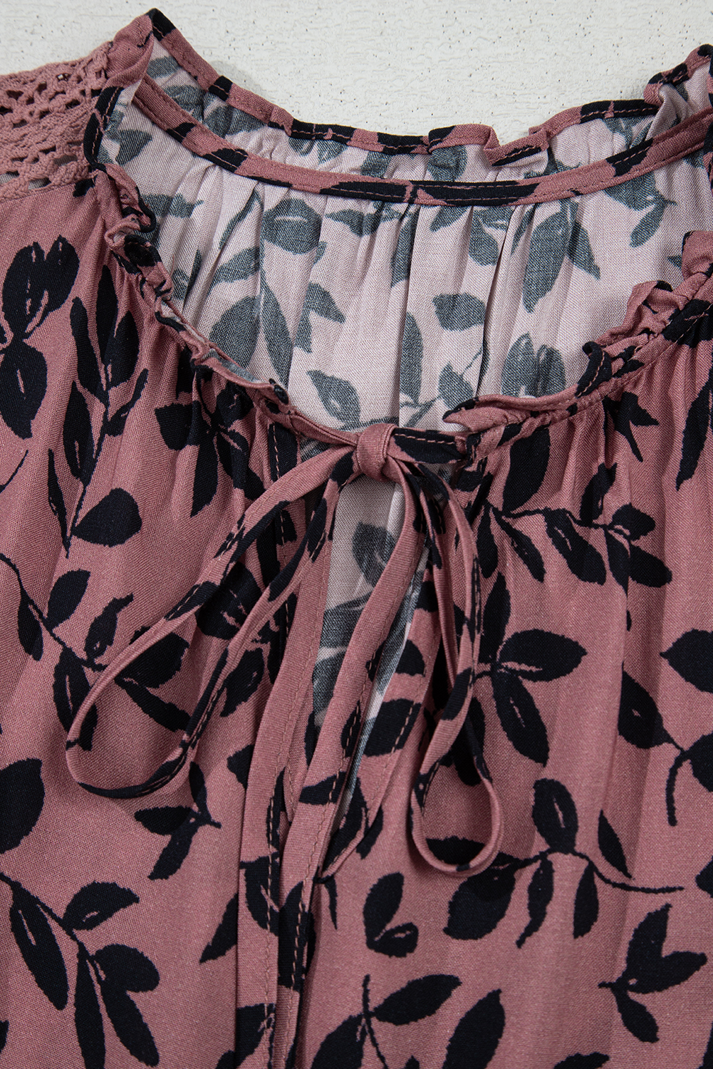 Brown Leaf Print Lace-up V Neck Crinckled Tank Top - 图片 8