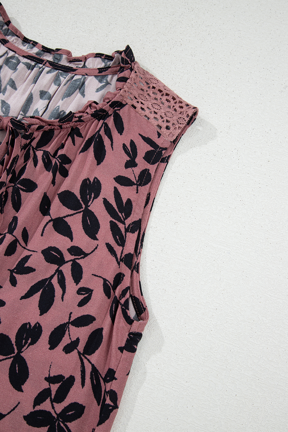 Brown Leaf Print Lace-up V Neck Crinckled Tank Top - 图片 7