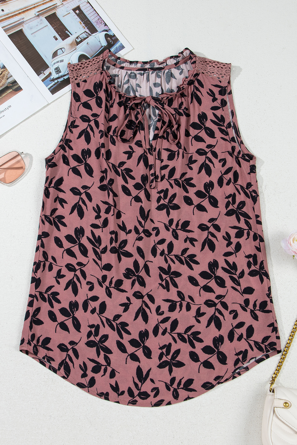 Brown Leaf Print Lace-up V Neck Crinckled Tank Top - 图片 3