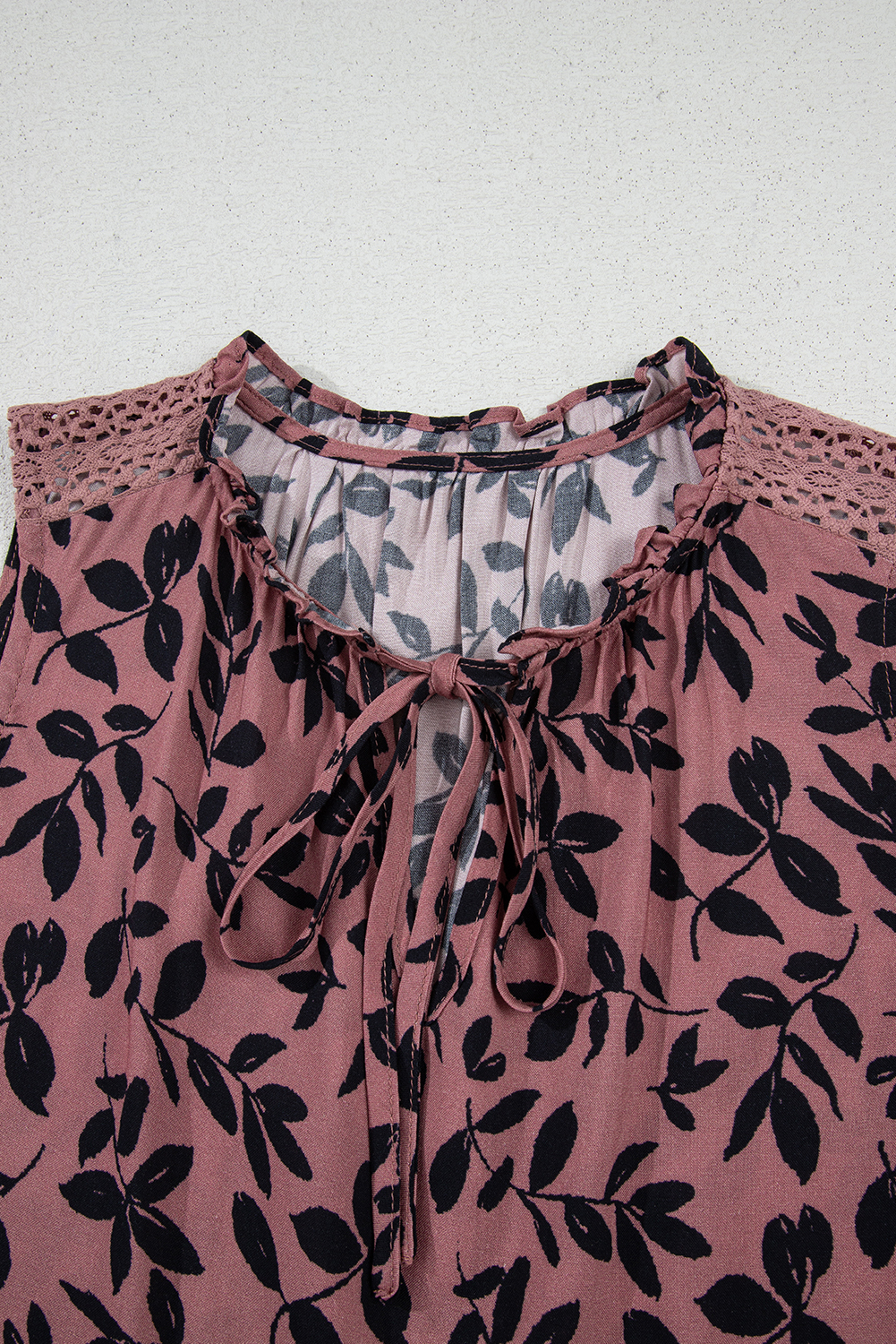 Brown Leaf Print Lace-up V Neck Crinckled Tank Top - 图片 5