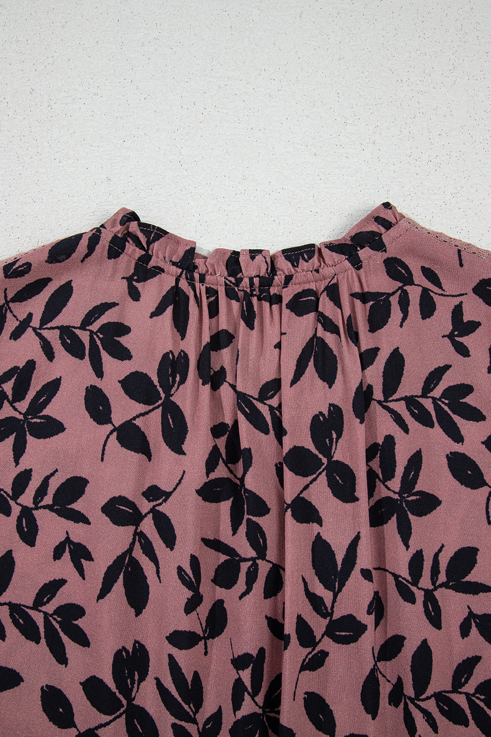 Brown Leaf Print Lace-up V Neck Crinckled Tank Top - 图片 6
