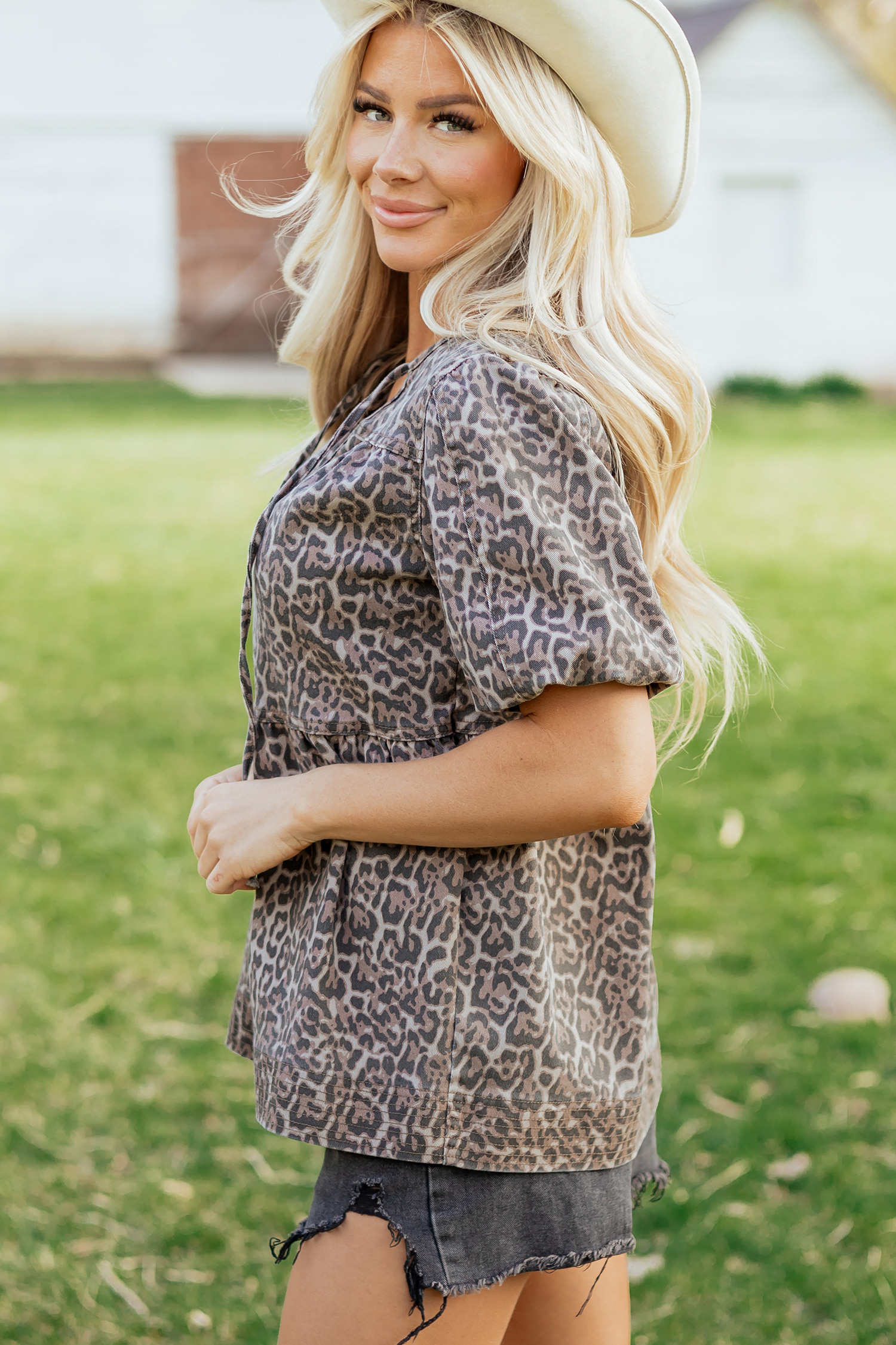 Brown Leopard Tie Neck Short Puff Sleeve Denim Babydoll Top - 图片 3