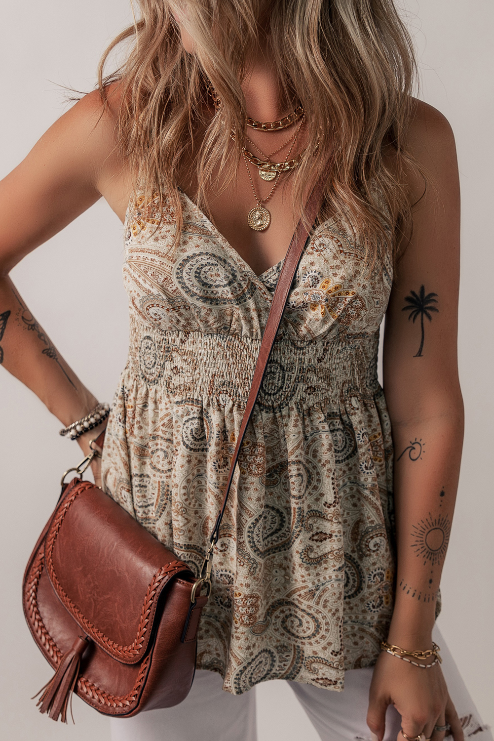 Khaki Paisley Printed Spaghetti Strap V Neck Smocked Babydoll Tank Top - 图片 4